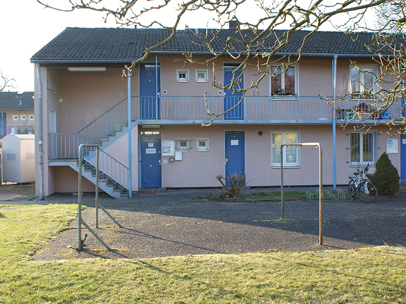 Ein Bild eines Wohnblocks, das den sozialen Wohnungsbau zeigt, um erschwinglichen Wohnraum in städtischen Gebieten zu thematisieren.