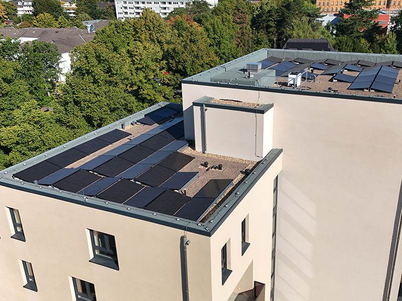 Ernst-Derra-Straße 4 mit PV-Dachanlage